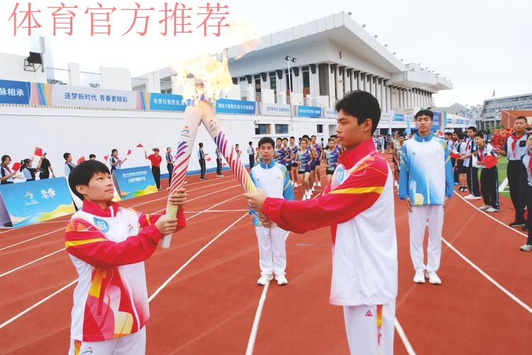 粤港澳三地火炬手接力点燃“同心之火” 粤港澳三地火炬手接力点燃“同心之火”